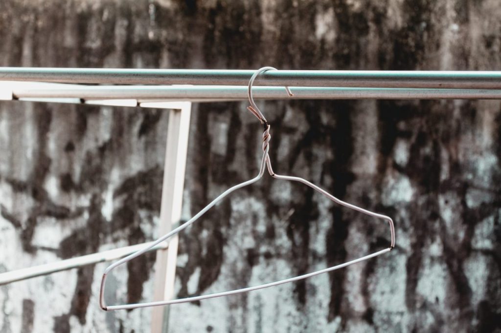 Placard humide à La Réunion avec des vêtements tachés de moisissure.