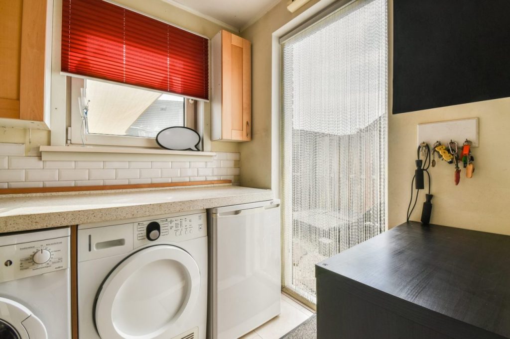 Sèche-linge compact installé dans un coin aménagé d’un appartement sans buanderie à Saint-Denis.