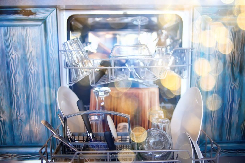 Des verres couverts d’un voile blanc après un cycle au lave-vaisselle.