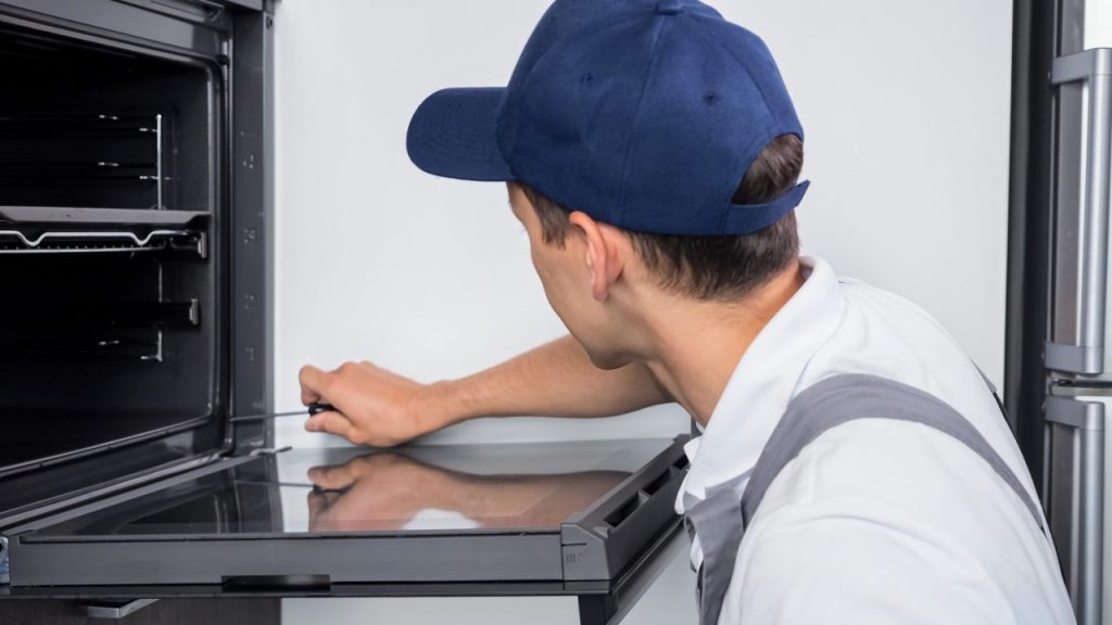 Prix réparation four encastrable : réparer une cuisson inégale ou acheter neuf ?
